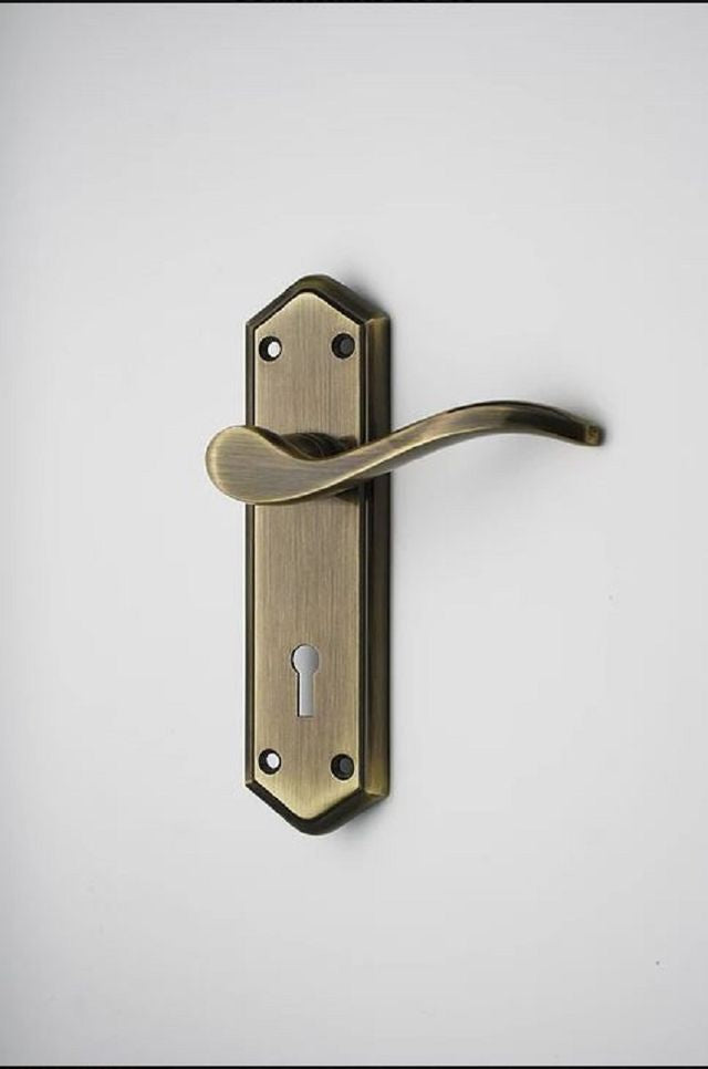 Grantham Antique Brass Keyhole Door Handle - burkes_Hardware